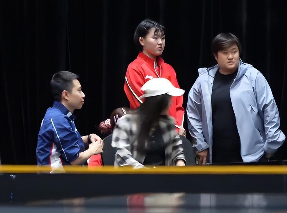陈梦到场指点爱徒！姜依依双线作战已入八强 15岁入国乒一队天资卓绝
